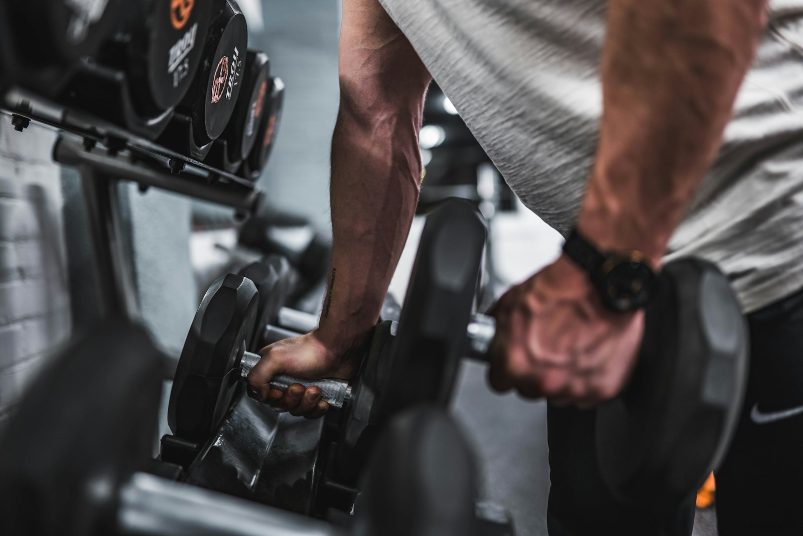 Bodybuilding training with dumbbells